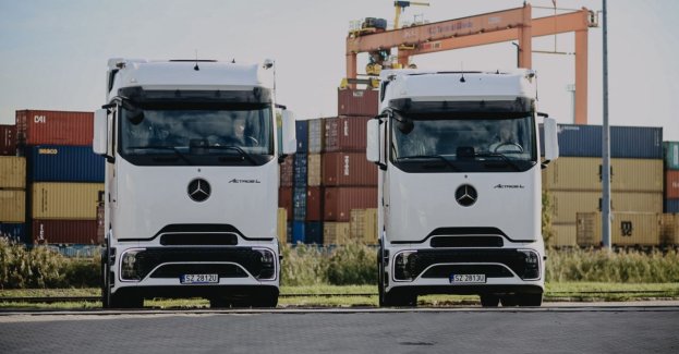 Śląskie Centrum Logistyki S.A. kupiło pięć ciągników siodłowych Mercedes-Benz Actros 5, które wraz z nowymi naczepami typu coilmulda utworzą kompletne zestawy transportowe. Na początku 2027 roku spółka planuje zakup kolejnych pięciu. Inwestycjom w pojazdy towarzyszy modernizacja zaplecza ŚCL przy ul. Portowej 28, gdzie niedawno uruchomiono farmę fotowoltaiczną.